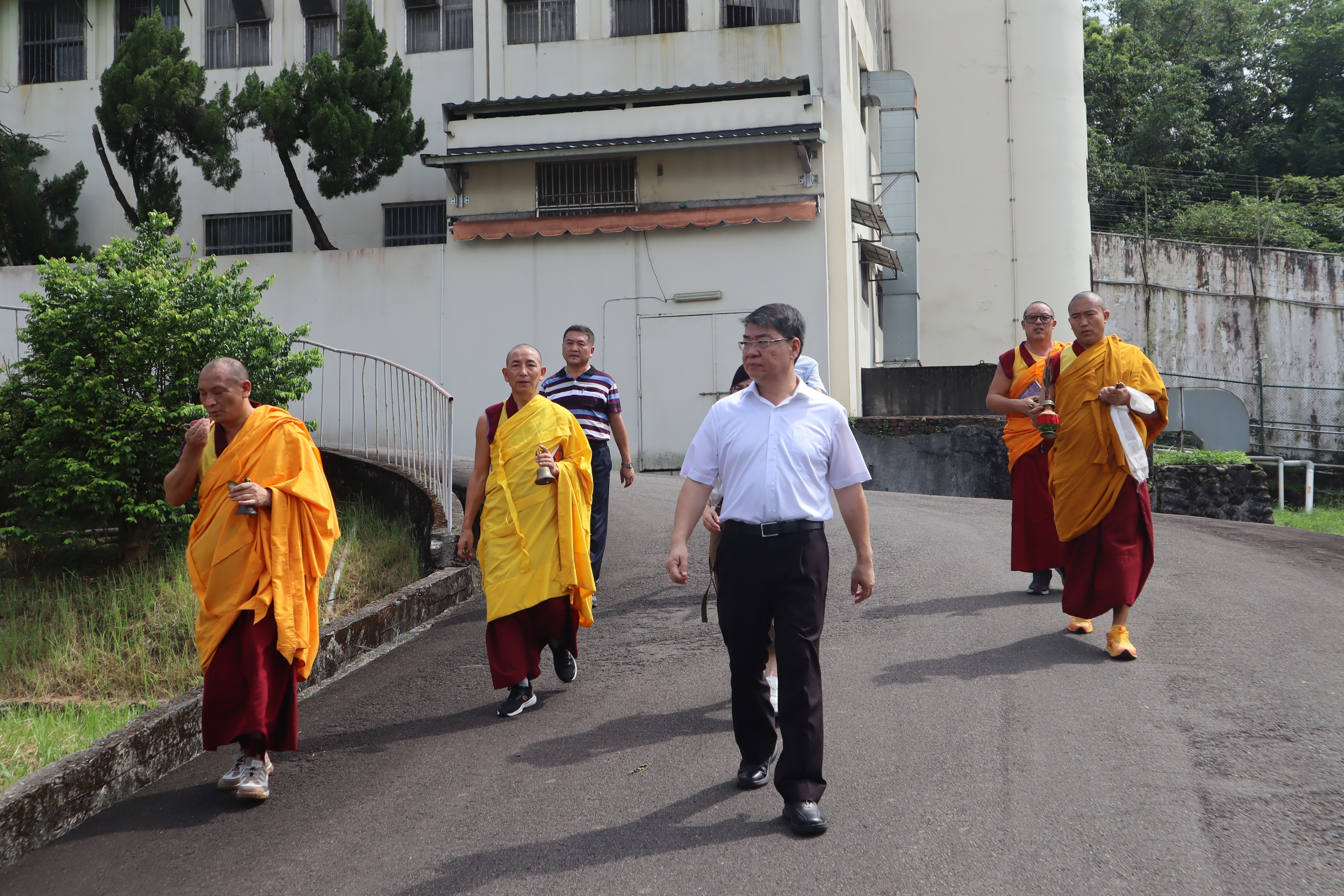 張建國所長引領格西們進行灑淨儀式